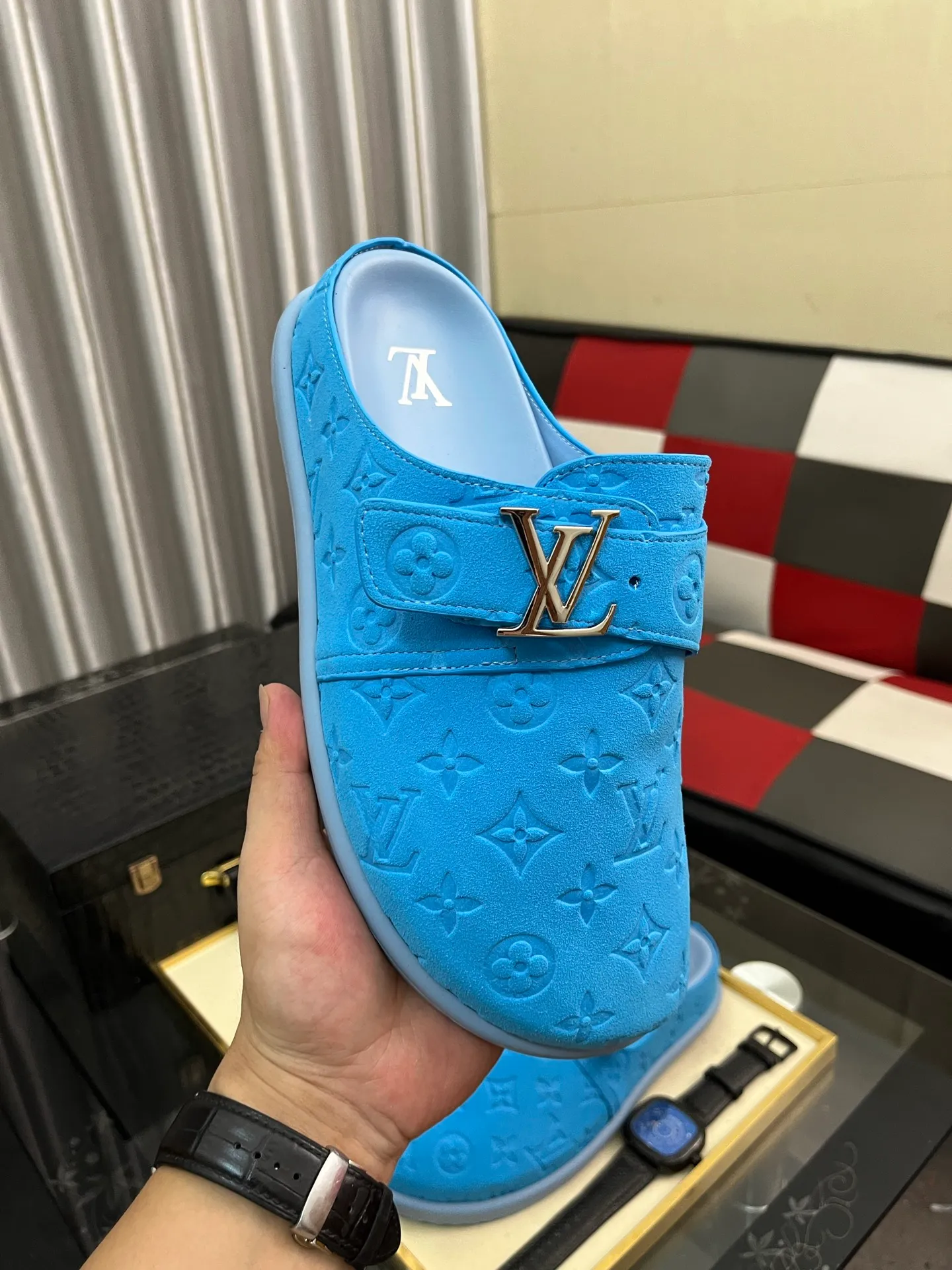 Men's shoes 💰380⌚️⌚️2025 new men's casual sandals and slippers, made of suede cow leather, with Monogram pattern to highlight the trendy style. Adjustable straps illuminated with LV letters, while a resilient insole and micro outsole provide lightweight comfort. Made of suede cow leather with embossed Monogram pattern and brand element metal hardware✅Adjustable straps➕Tough insole‼ ️Micro outsole. Comfortable and easy to wear‼ ️size: 38-446️⃣Colors available